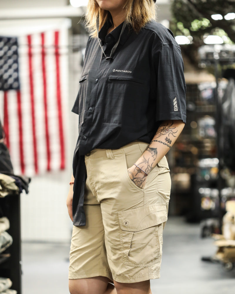 Men's short-sleeve black ripple shirt with chest pockets and button front